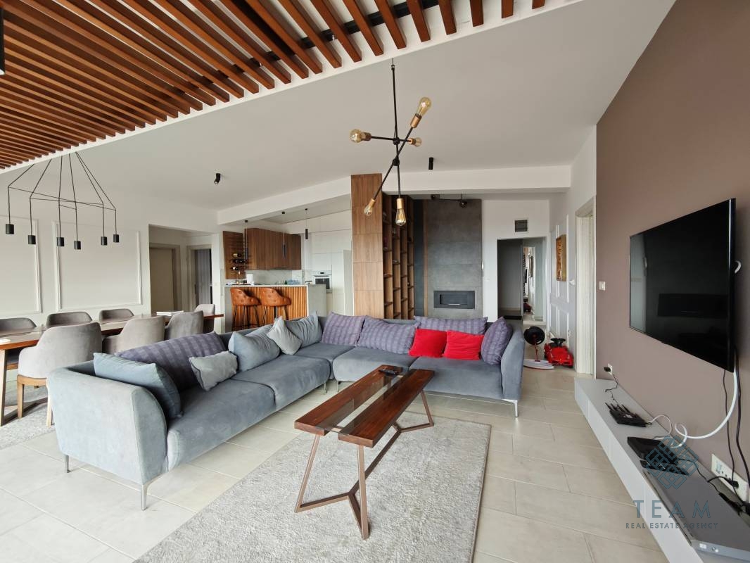 Budva, Lazi, četvorosoban stan 199m²