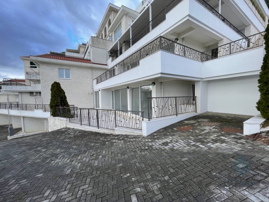 Herceg Novi, Topla, trosoban stan 156m²