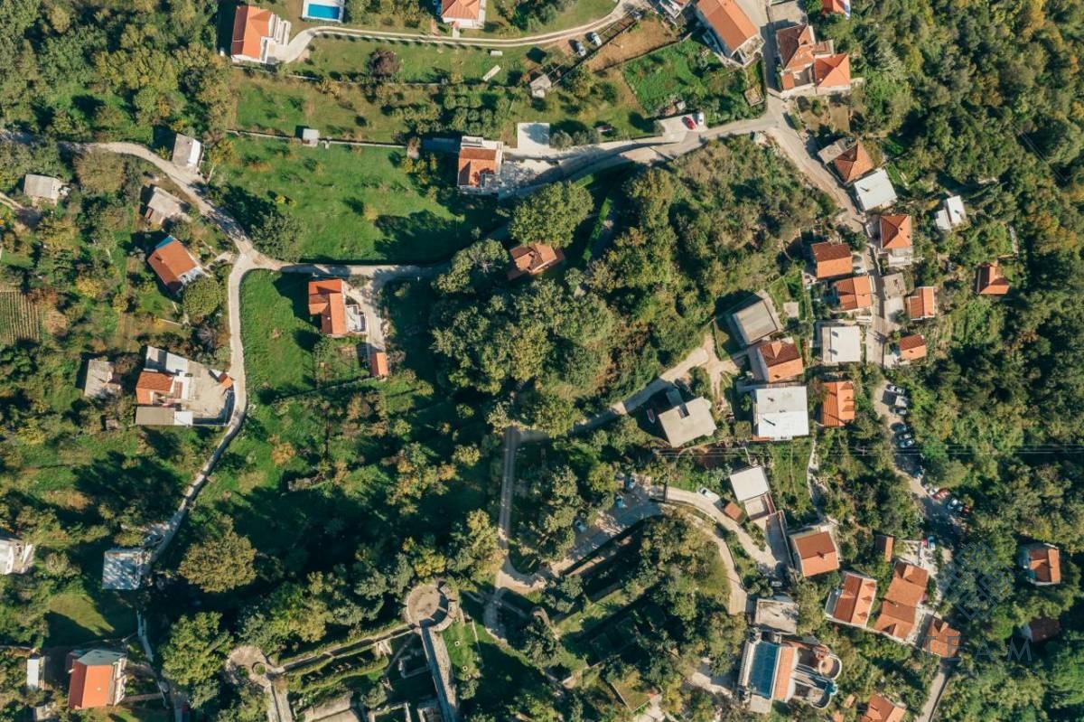 Herceg Novi, Topla, plac 530 m²