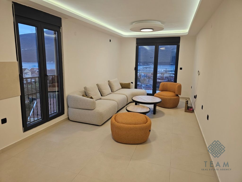 Herceg Novi, Đenovići – Tek Yatak Odalı Daire, 45 m²