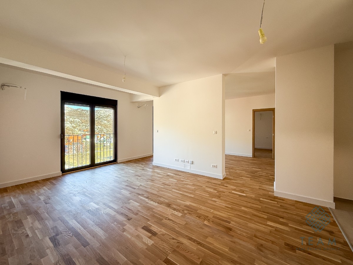 Cetinje, trosoban stan 112 m²