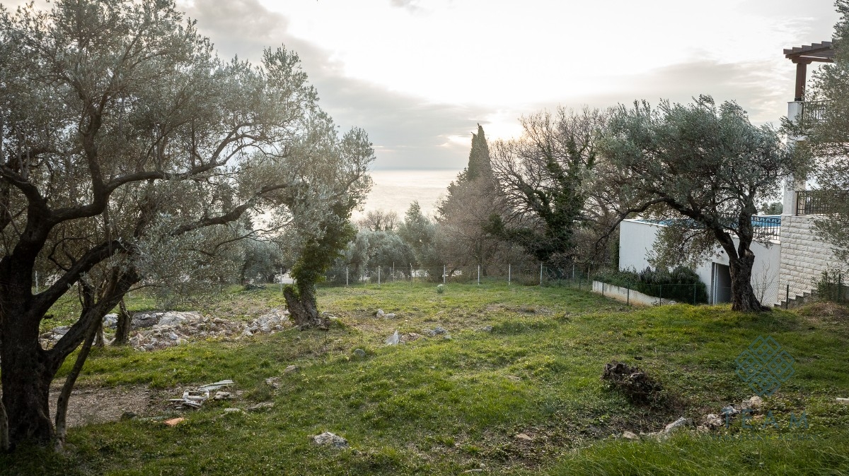 Budva, Reževići, zemljište 1740 m2